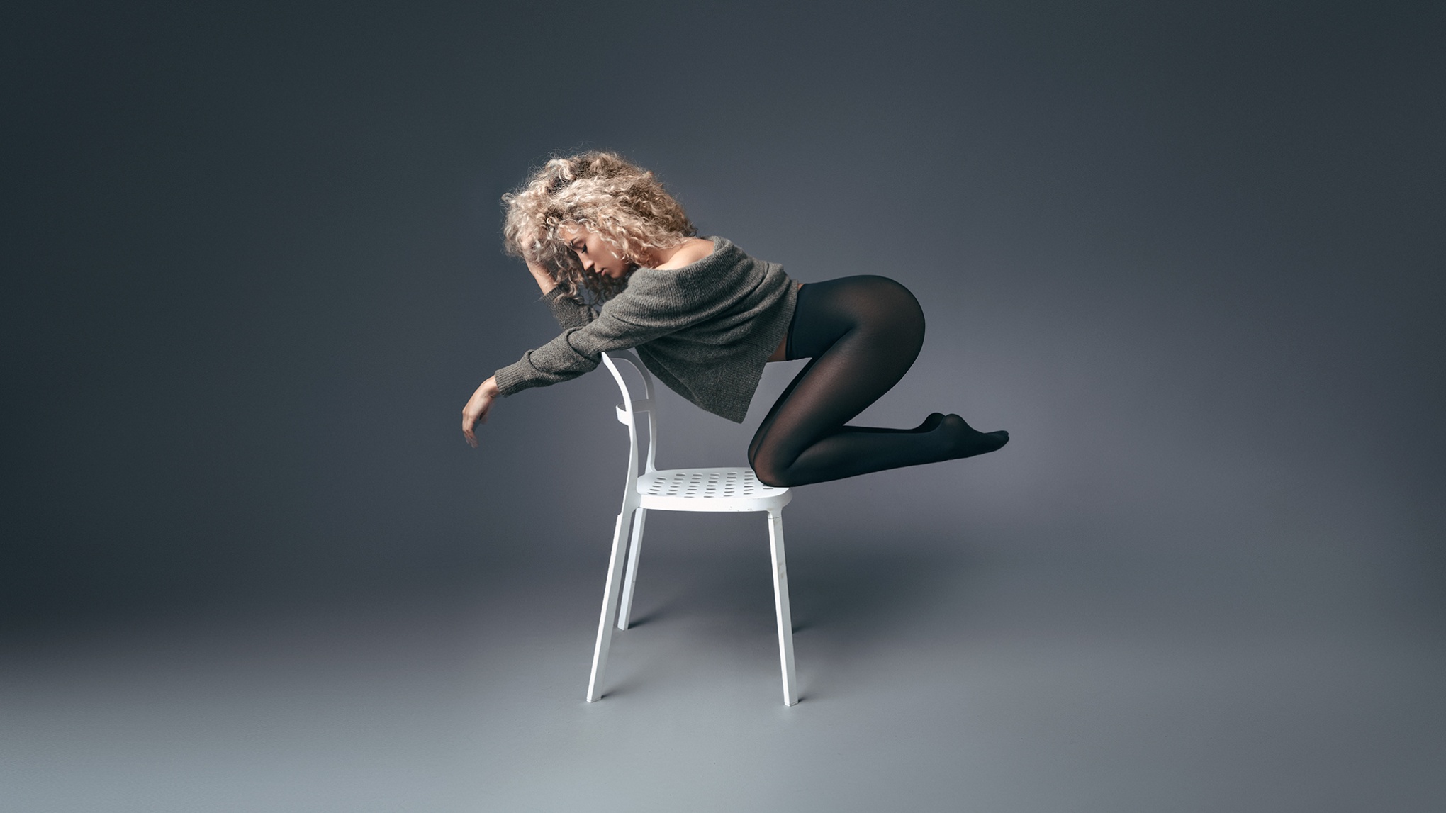 Мужчина в кресле. На стуле крупным планом. Женщина верхом на стуле. Человек сидит на табуретке. Человек сидит верхом на стуле.